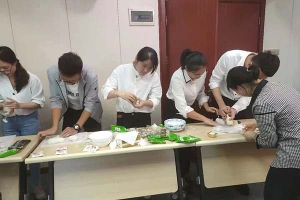 1609924418392576.jpg 南昌市政建設(shè)集團(tuán)中秋手工月餅活動(dòng)6004001.jpg