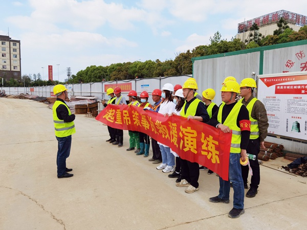 1618189894390255.jpg 南昌市政建設(shè)集團(tuán)污水全收集全處理項目開展起重吊裝事故應(yīng)急救援演練6001.jpg