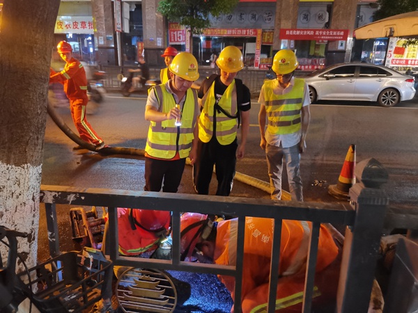 1620899206859289.jpg 南昌市政建設(shè)集團(tuán)污水全收集項(xiàng)目部進(jìn)行清淤及機(jī)器人管道檢測(cè)6001.jpg