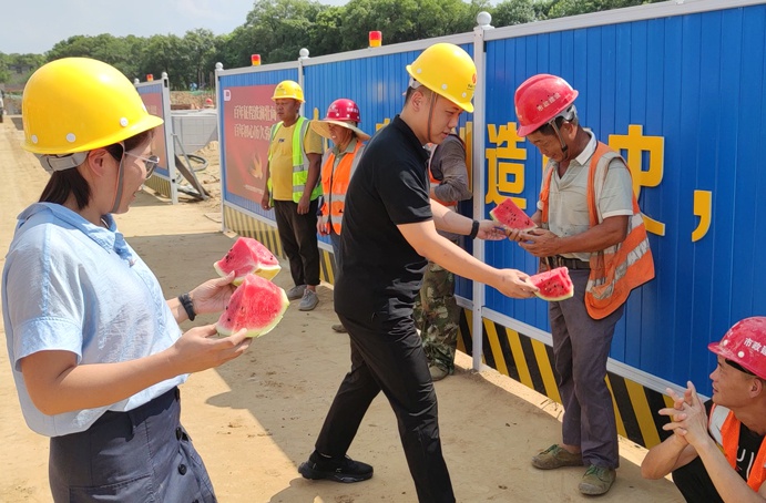 1626397077149168.jpg 南昌市政建設(shè)集團(tuán)工會(huì)組織黨員開(kāi)展夏日送清涼慰問(wèn)6910.jpg