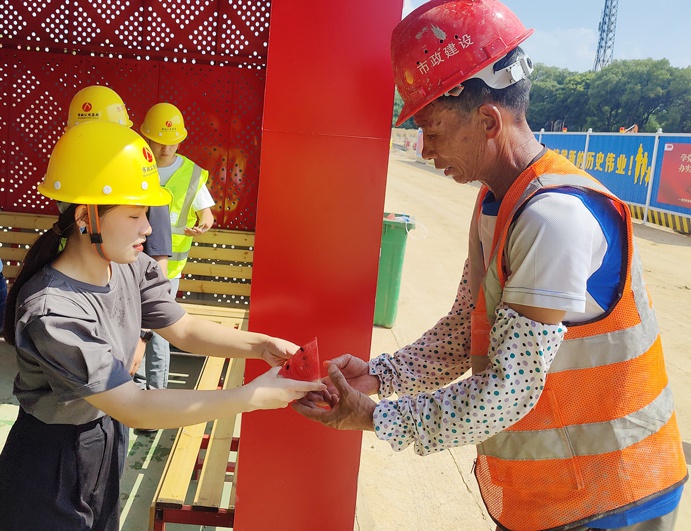 1626397129513218.jpg 南昌市政建設(shè)集團(tuán)工會(huì)組織黨員開(kāi)展夏日送清涼慰問(wèn)6911.jpg