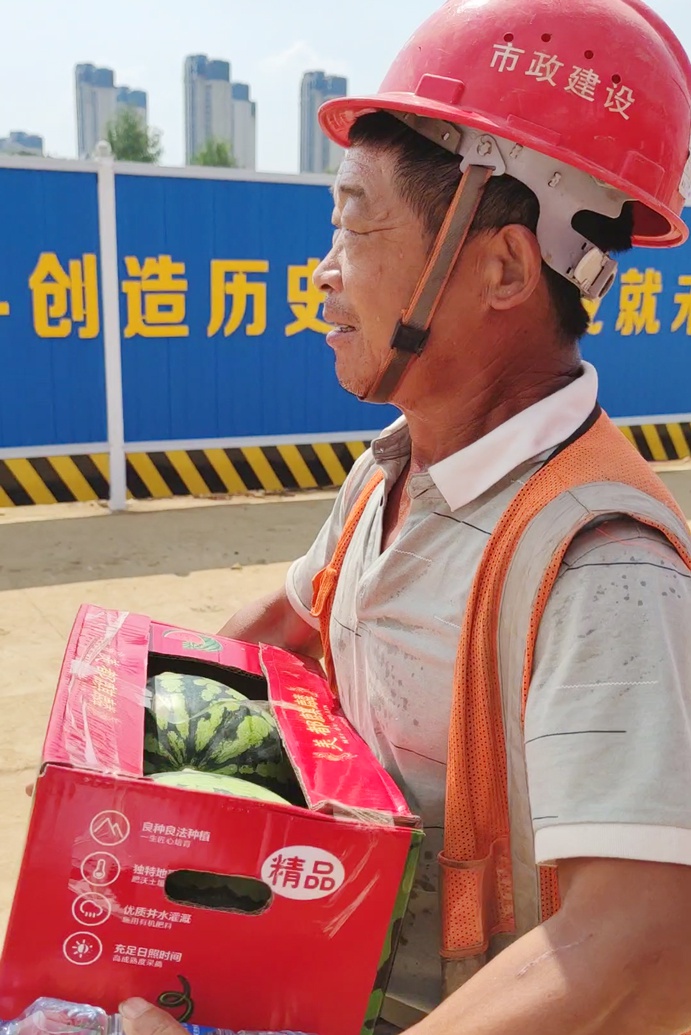 1626397150551233.jpg 南昌市政建設(shè)集團(tuán)工會(huì)組織黨員開(kāi)展夏日送清涼慰問(wèn)6913.jpg