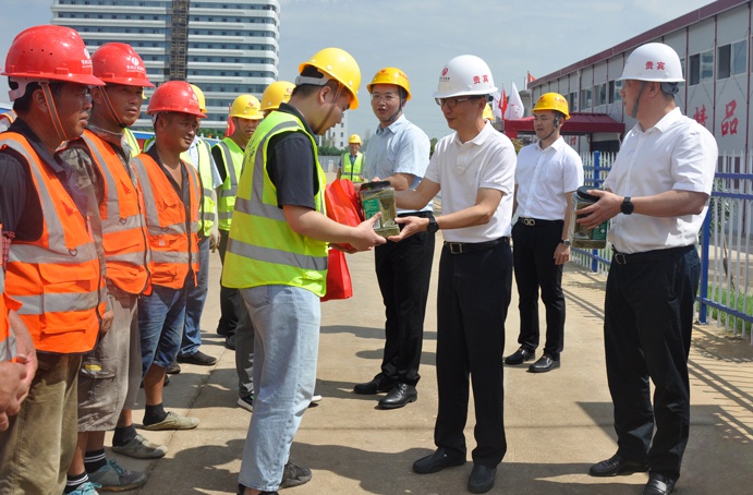 1627272003319211.jpg 南昌市政公用集團鄭學平到工程建設一線送清涼6910.jpg