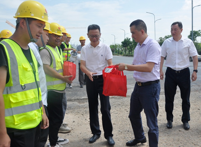 1627272012490852.jpg 南昌市政公用集團鄭學平到工程建設一線送清涼6912.jpg