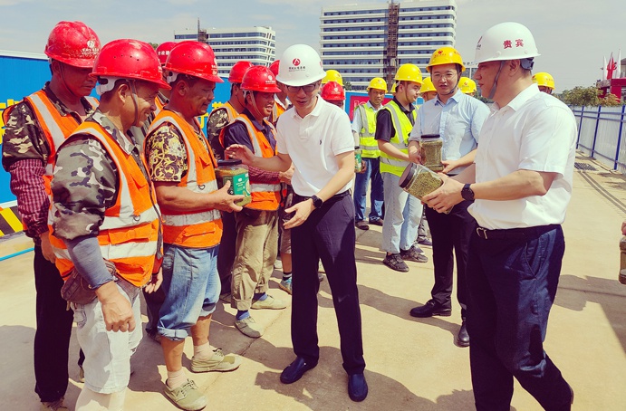 1627272020388628.jpg 南昌市政公用集團鄭學平到工程建設一線送清涼6913.jpg