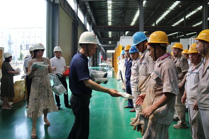 1628471391754754.jpg 南昌市政建設(shè)集團(tuán)開展防暑降溫慰問一線職工民工兄弟6912.jpg