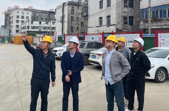 1634867783715872.jpg 謝寶瓊來(lái)到桃花南路安置房項(xiàng)目部檢查指導(dǎo)691.jpg