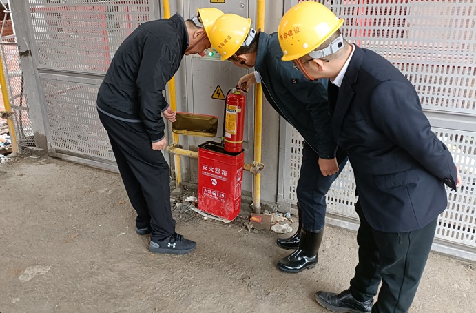 1637547611611508.jpg 徐旭前往桃花南路安置房項(xiàng)目檢查安全生產(chǎn)工作691.jpg