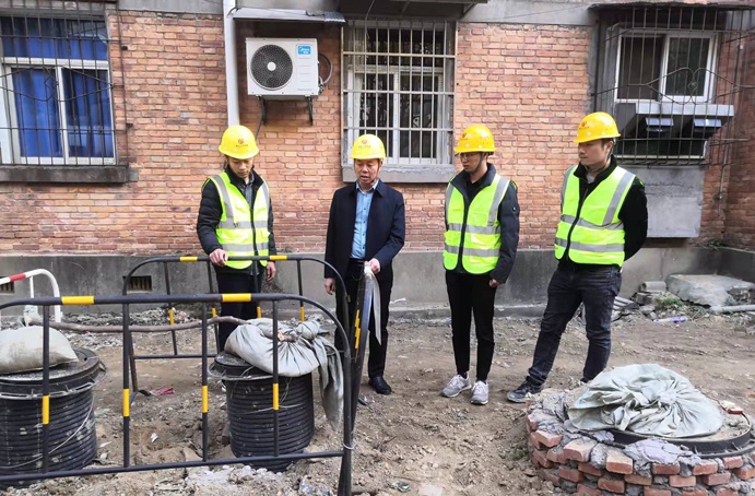 1639097646407763.jpg 南昌市政建設(shè)集團(tuán)黎德義前往青山湖老舊小區(qū)改造項(xiàng)目檢查指導(dǎo)691.jpg