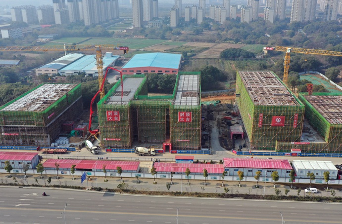 1639359441377886.jpg 南昌縣人才公共實訓(xùn)基地項目教學(xué)樓主體結(jié)構(gòu)封頂691.jpg