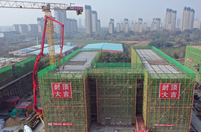 1639359478873468.jpg 南昌縣人才公共實訓(xùn)基地項目教學(xué)樓主體結(jié)構(gòu)封頂6911.jpg