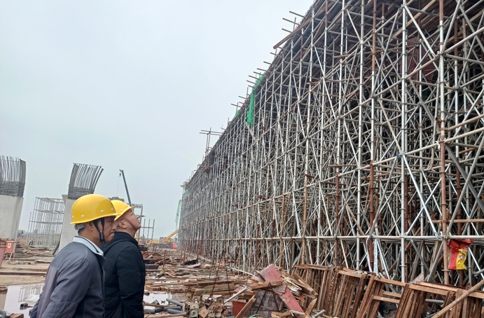 1641873093696061.jpg 南昌市政建設(shè)集團王海龍前往小藍(lán)大道快速化工程現(xiàn)場檢查指導(dǎo)691.jpg