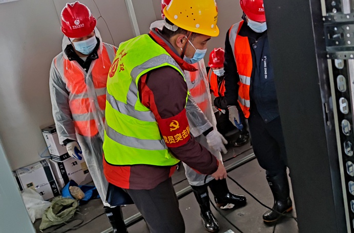 1648339121593709.jpg 南昌市政建設(shè)集團(tuán)黨旗在項目一線高高飄揚(yáng)6914.jpg