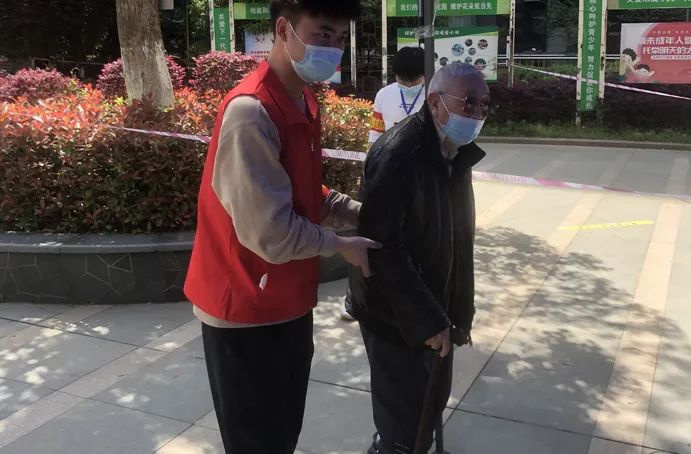 1649900477472047.jpg 市政建設(shè)再出發(fā) 助力社區(qū)核酸檢測(cè)6913.jpg