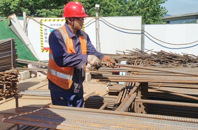 南昌市政建設(shè)者高溫酷暑忙施工趕進(jìn)度 南昌市政建設(shè)者高溫酷暑忙施工趕進(jìn)度