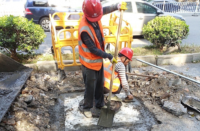 南昌市政建設(shè)者高溫酷暑忙施工趕進(jìn)度 南昌市政建設(shè)者高溫酷暑忙施工趕進(jìn)度