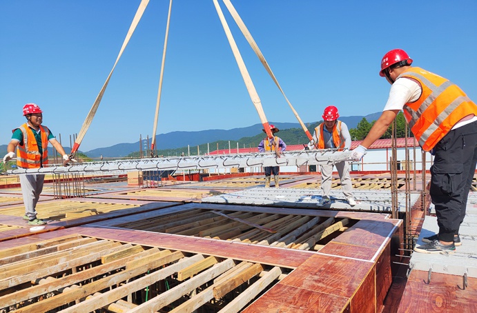 綠色建材科技產(chǎn)業(yè)園項目首批裝配式構件成功吊裝 綠色建材科技產(chǎn)業(yè)園項目首批裝配式構件成功吊裝