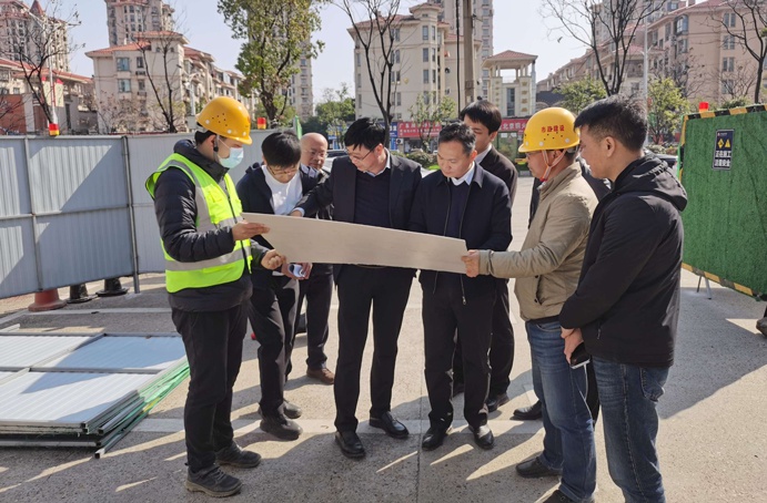 青山湖區(qū)委副書記、區(qū)長(zhǎng)楊育星深入利民路項(xiàng)目調(diào)研