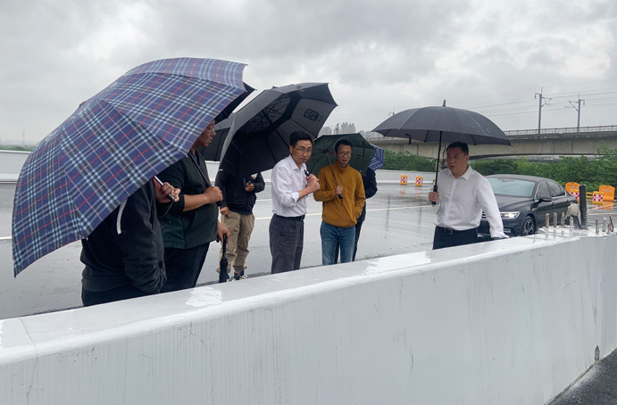 徐旭前往南昌縣河洲路項目、小藍大道快速化項目調(diào)研pg
