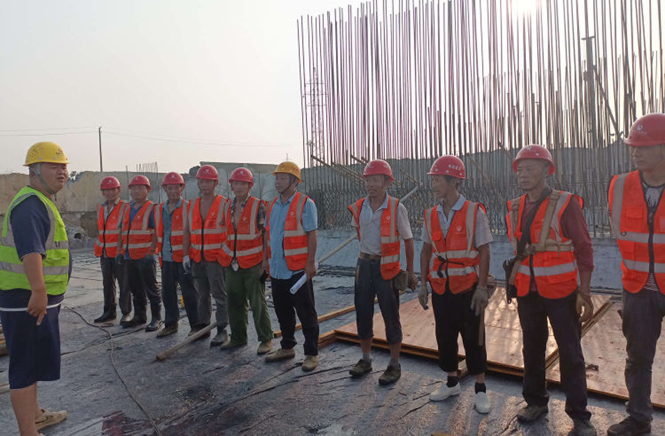 南昌市政建設(shè)集團開展施工行為及勞保用品穿戴專題班前教育早班會 南昌市政建設(shè)集團開展施工行為及勞保用品穿戴專題班前教育早班會