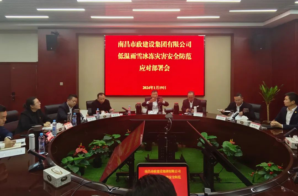 應對低溫雨雪冰凍天氣 市政建設人在行動 應對低溫雨雪冰凍天氣 市政建設人在行動