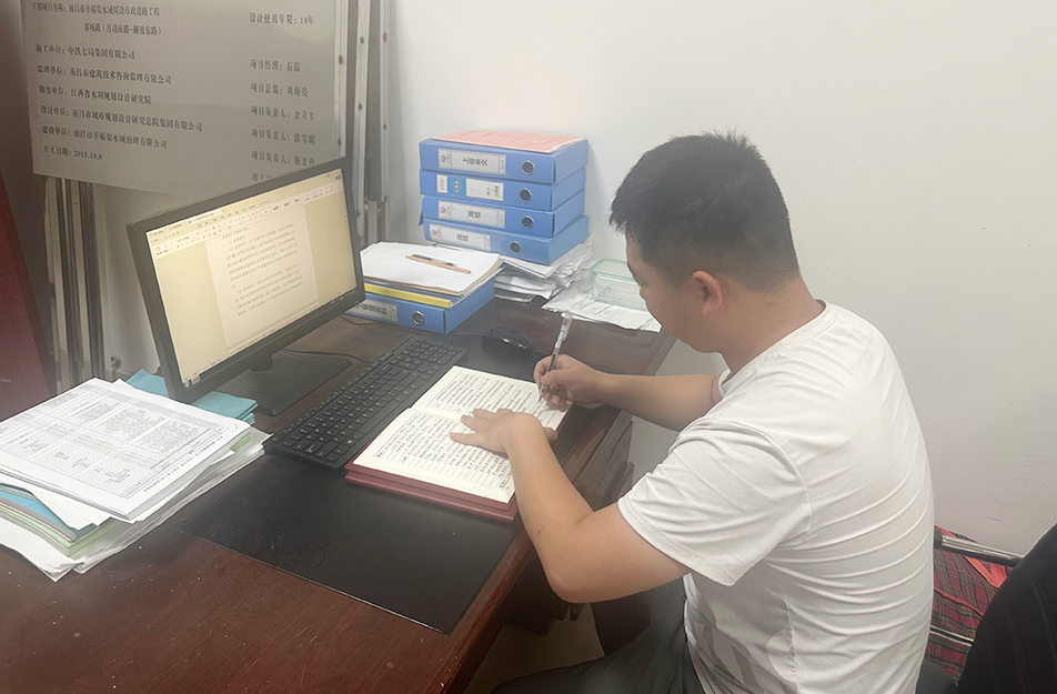 南昌市政建設(shè)集團95后安全員譜寫一線安全“主旋律” 南昌市政建設(shè)集團95后安全員譜寫一線安全“主旋律”