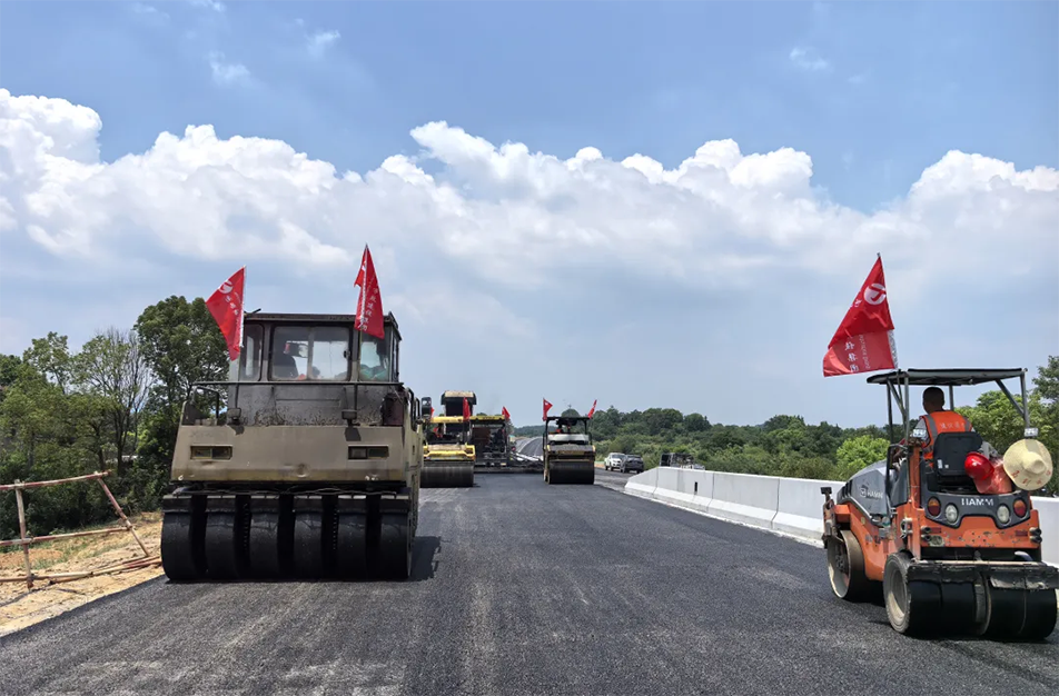南昌云翔大道項目啟動首段底層瀝青攤鋪 投入21臺機械攻堅關(guān)鍵節(jié)點