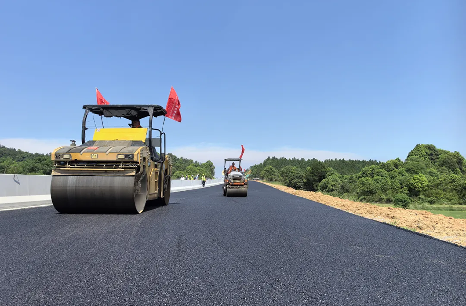 南昌云翔大道項目啟動首段底層瀝青攤鋪 投入21臺機械攻堅關(guān)鍵節(jié)點