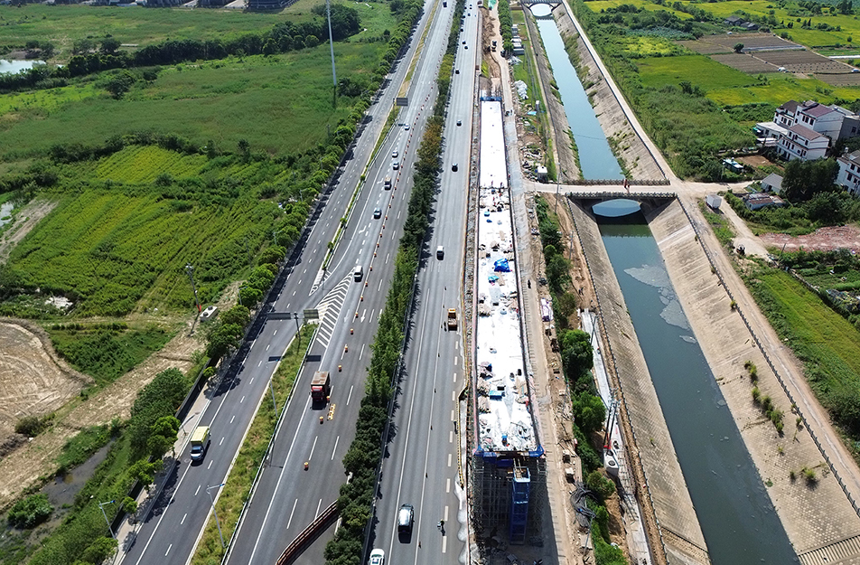 深圳大道互通立交項(xiàng)目鏡面墩柱工藝揭秘 定制不銹鋼模板誤差控制在2mm內(nèi) 深圳大道互通立交項(xiàng)目鏡面墩柱工藝揭秘 定制不銹鋼模板誤差控制在2mm內(nèi)