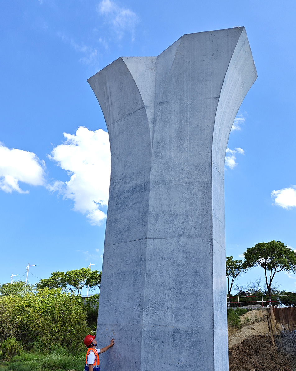 深圳大道互通立交項(xiàng)目鏡面墩柱工藝揭秘 定制不銹鋼模板誤差控制在2mm內(nèi) 深圳大道互通立交項(xiàng)目鏡面墩柱工藝揭秘 定制不銹鋼模板誤差控制在2mm內(nèi)